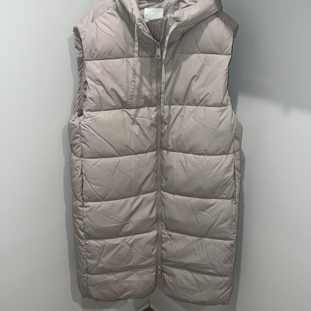 Hooded puffer vest  no offers - Picture 8 of 10